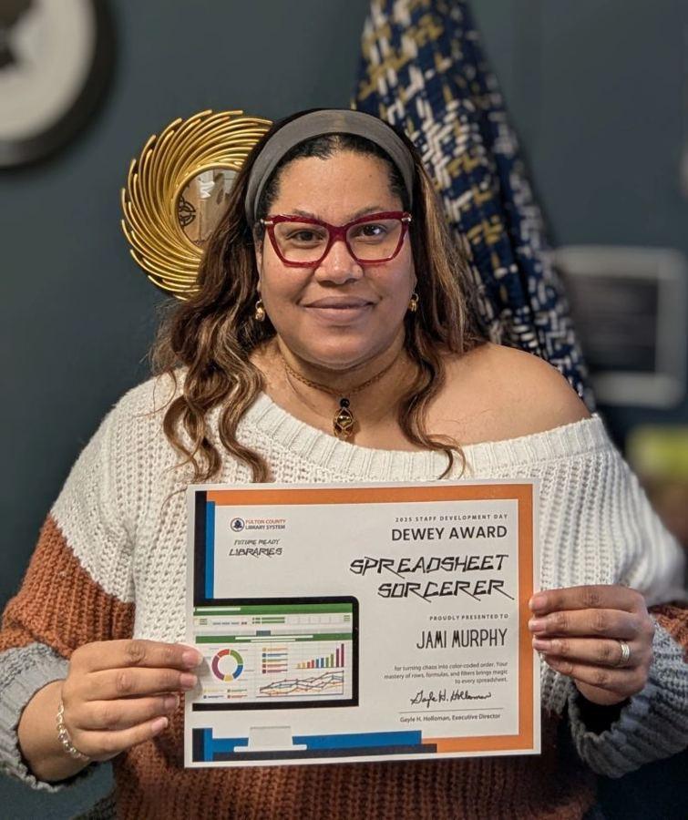 Jami Murphy holding her Fulton County Library System Dewey Award certificate